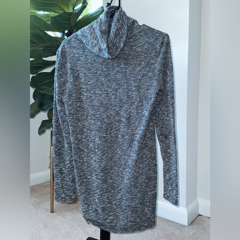 Long gray sweater dress. Size is Small but it runs large. Good condition.